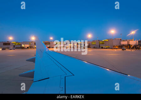 À la fenêtre de l'Avion En avion Aéroport d'approches comme Gate Banque D'Images