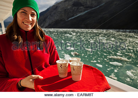 Une femme sert du chocolat chaud sur un bateau de croisière. Banque D'Images