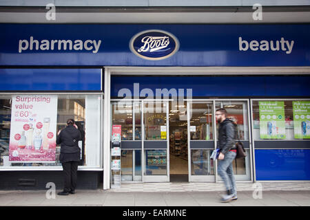 Bottes sur Balham High Road - London UK Banque D'Images