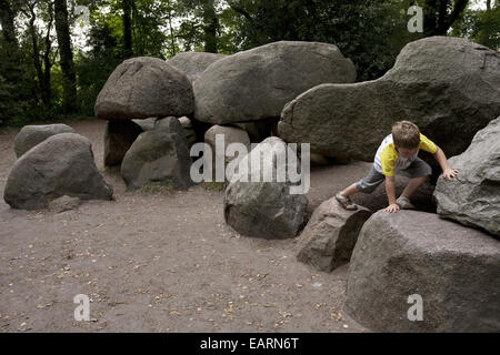 Mégalithes. L'Art néolithique, la construction de dolmens dans une galerie Banque D'Images