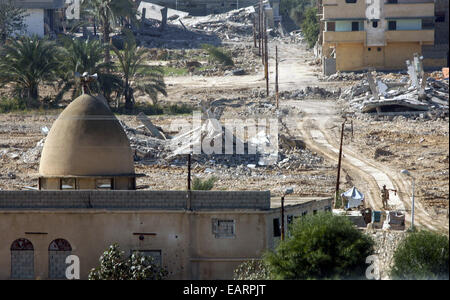 Rafah, bande de Gaza, territoire palestinien. 20 novembre, 2014. Un membre de forces de sécurité égyptiennes monte la garde lors d'une opération militaire par les forces de sécurité égyptiennes dans la ville égyptienne de Rafah, près de la frontière avec le sud de la bande de Gaza le 20 novembre 2014. L'Égypte est d'élargir la zone tampon entre la ville de Rafah et de la bande de Gaza à partir de 500 mètres à 1 km, tout comme les efforts de contre-insurrection par les autorités continuent. Credit : ZUMA Press, Inc./Alamy Live News Banque D'Images