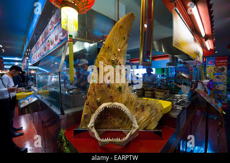 Un aileron de requin séché décoré comme un arbre de Noël dans un centre commercial de restauration. Banque D'Images