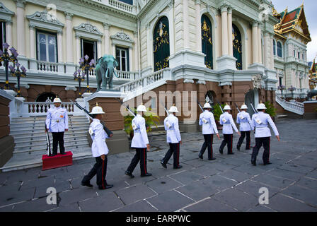 L'évolution des rois garde à l'avant de la salle du trône royal. Banque D'Images