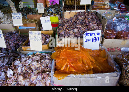 Des tas de poissons séchés et de fruits de mer à vendre dans un marché en plein air. Banque D'Images