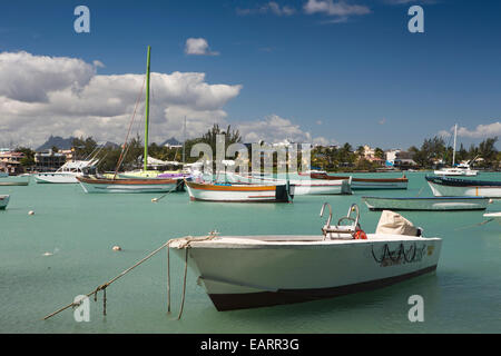 L'île Maurice, Grand Baie, plage publique, les bateaux amarrés dans la baie abritée Banque D'Images