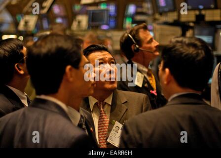 Les travailleurs sur le parquet de la Bourse de New York. Banque D'Images