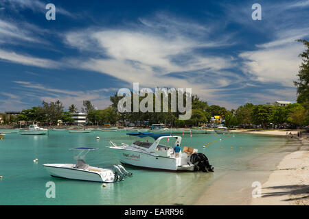 L'île Maurice, Grand Baie, plage publique, les bateaux de plaisance en eaux peu profondes Banque D'Images