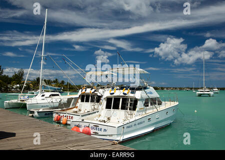 L'île Maurice, Grand Baie, plage publique, pêche au gros bateaux amarrés à la jetée Banque D'Images