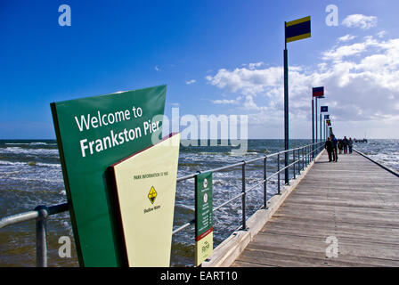 Un panneau de bienvenue pour les visiteurs de la jetée de Frankston estran. Banque D'Images