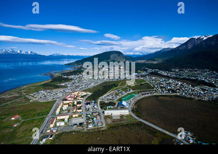 Banlieue tentaculaire d'une ville sur les pentes boisées des Andes. Banque D'Images