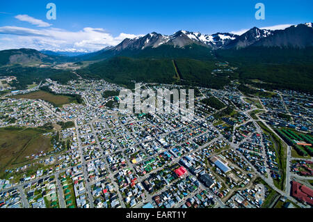 Banlieue tentaculaire d'une ville sur les pentes boisées des Andes. Banque D'Images