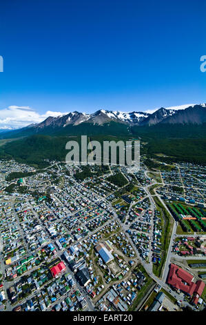 Banlieue tentaculaire d'une ville sur les pentes boisées des Andes. Banque D'Images