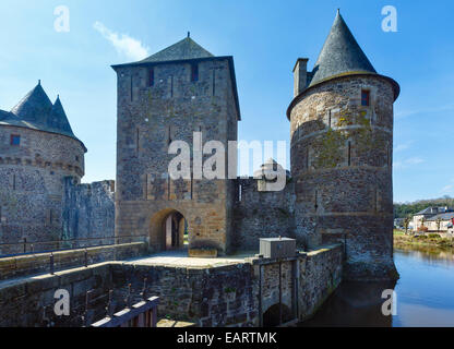 Le Château de Fougères (France) vue du printemps. Construire en XIIE-XVE SIÈCLE. Banque D'Images