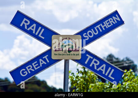 Un panneau de passage à niveau pour le Grand Sud Rail Trail. Banque D'Images