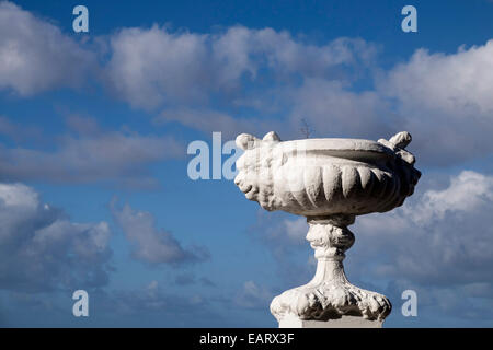 Pots de fleurs en béton sur le mur autour de la Plaza de Santa Cruz de Tenerife, Tenerife, Canaries, Espagne. Banque D'Images