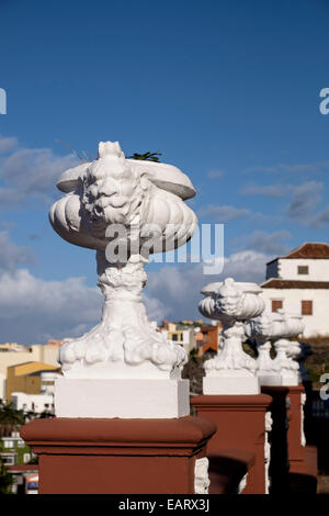 Pots de fleurs en béton sur le mur autour de la Plaza de Santa Cruz de Tenerife, Tenerife, Canaries, Espagne Banque D'Images