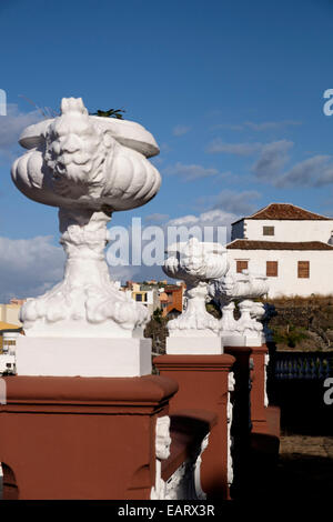 Pots de fleurs en béton sur le mur autour de la Plaza de Santa Cruz de Tenerife, Tenerife, la préoccupation se différence avec EARX52 Banque D'Images