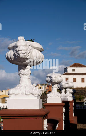 Pots de fleurs en béton sur le mur autour de la Plaza de Santa Cruz de Tenerife, Tenerife, la préoccupation se différence avec EARX3R Banque D'Images