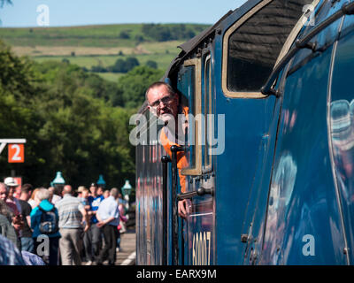 Le conducteur de train d'une locomotive à vapeur d'époque Grosmont gare dans le North Yorkshire Moors Railway, près de Whitby, North Yorks Banque D'Images