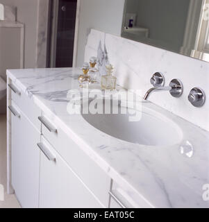 Lavabo situé dans dessus marbre sur armoire Banque D'Images