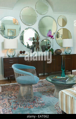 Warren Platner chaise de salle à manger en face de bahut dans la chambre Banque D'Images