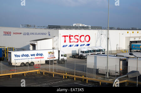 Dans l'usine de distribution Tesco Rainham Essex Banque D'Images