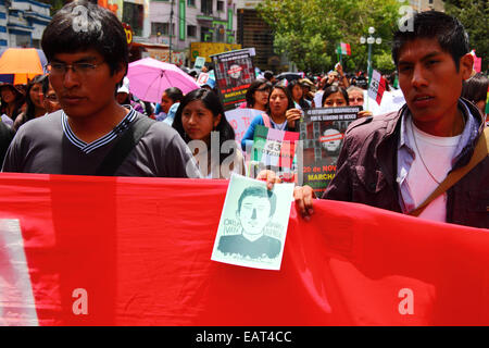 La Paz, Bolivie. 20 novembre, 2014. Mars des manifestants pour réclamer la justice pour les 43 étudiants disparus au Mexique et protester contre le gouvernement mexicain pour son traitement de l'affaire et la corruption. Aujourd'hui a été désigné une journée mondiale d'action pour l'Ayotzinapa ; une grève nationale est prévue au Mexique et beaucoup de manifestations ont lieu dans le monde entier pour montrer son appui. Les élèves (qui étaient d'un collège de formation des enseignants) a disparu après des affrontements avec la police dans la nuit du 26 septembre dans la ville d'Iguala. Credit : James Brunker / Alamy Live News Banque D'Images