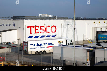 Dans l'usine de distribution Tesco Rainham Essex Banque D'Images