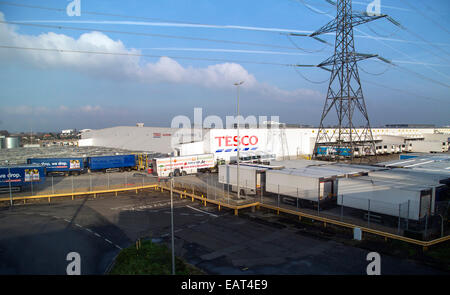 Dans l'usine de distribution Tesco Rainham Essex Banque D'Images