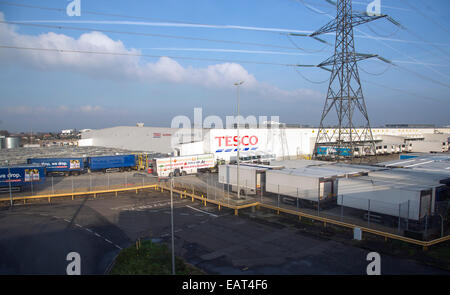 Dans l'usine de distribution Tesco Rainham Essex Banque D'Images