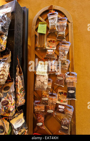 Un grand choix de matières pâtes italiennes en vente à Rome, Italie. Banque D'Images