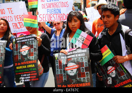 La Paz, Bolivie. 20 novembre 2014. Les manifestants défilent pour réclamer justice pour les 43 étudiants disparus au Mexique et protestent contre la gestion de l'affaire par le gouvernement mexicain. Ils portent également des affiches exigeant la démission du président mexicain Enrique Pena Nieto. Aujourd'hui a été désignée Journée mondiale d'action pour Ayotzinapa ; une grève nationale est prévue au Mexique et de nombreuses manifestations ont lieu dans le monde entier pour manifester leur soutien. Les étudiants ont disparu après des affrontements avec la police dans la nuit du 26 septembre dans la ville d'Iguala. Crédit : James Brunker / Alamy Live News Banque D'Images