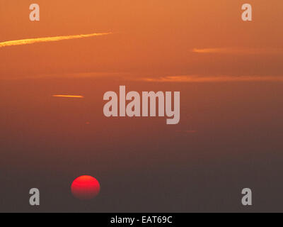 Beyrouth, Liban. 20 novembre 2014. Un avion commercial se prépare à terre pendant un coucher de soleil sur Beyrouth Crédit : amer ghazzal/Alamy Live News Banque D'Images