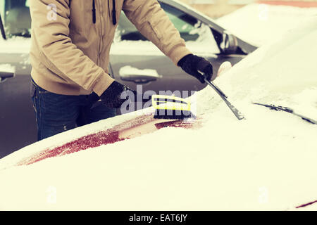 Nettoyage de voiture à partir de la neige Banque D'Images