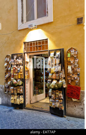 Un grand choix de matières pâtes italiennes en vente à Rome, Italie. Banque D'Images