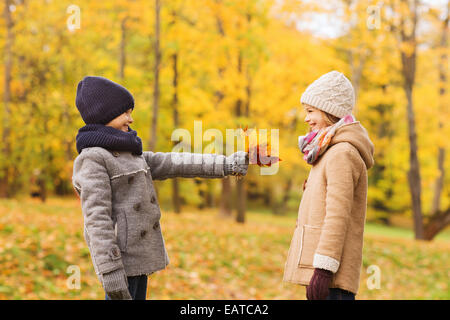 Smiling Children in autumn park Banque D'Images