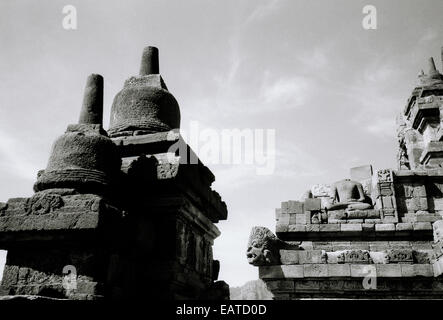 La photographie de voyage - temple bouddhiste Borobudur à Java en Indonésie en Asie du Sud-Est Extrême-Orient. Le bouddhisme Histoire Art Sculpture Relief Banque D'Images