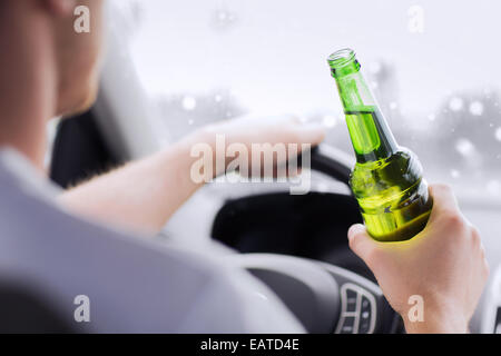 Close up of man de boire de l'alcool au volant d'un véhicule Banque D'Images