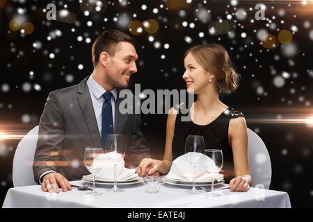 Smiling couple at restaurant Banque D'Images