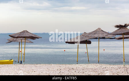 Groupe des parasols de paille sur la mer Noire en Bulgarie. Banque D'Images