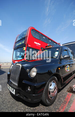 LTI TX11 Londres traditionnel taxi et bus rouge doubledecker Banque D'Images