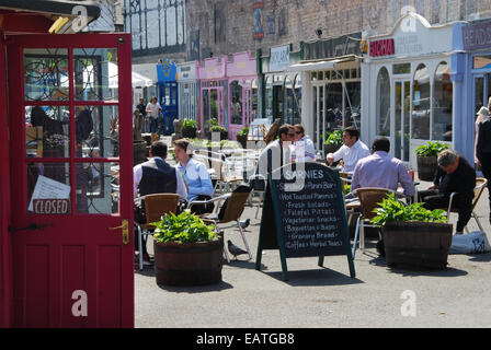 Avoir un verre au bar Sarnies, South Bank London UK Banque D'Images