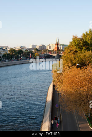 Bersenevka remblai et rivière avec vue sur le Kremlin Palace Banque D'Images