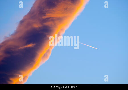 Un drôle de nuage lenticulaire au coucher du soleil dans le ciel clair sur Oak View, le 18 mai 2012. Banque D'Images