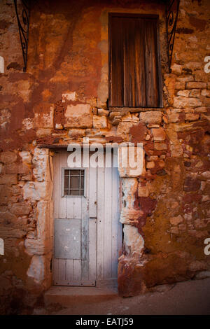 Porte dans le village de Roussillon, terre des ocres, sud de la France Banque D'Images