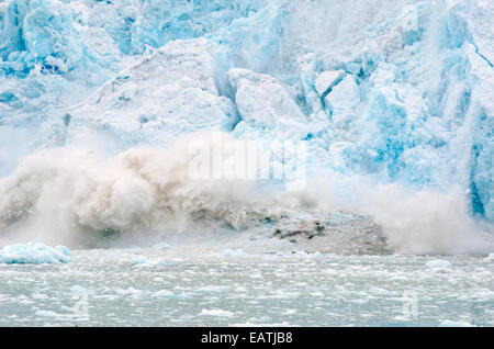 Un vêlage de glace dans l'océan de Lillienhookbreen glacier. Banque D'Images