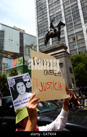 La Paz, Bolivie. 20 novembre, 2014. Les manifestants passent une statue de Simón Bolivar pendant une marche pour réclamer justice pour les 43 étudiants disparus au Mexique et protester contre le gouvernement mexicain pour son traitement de l'affaire et la corruption. Aujourd'hui a été désigné une journée mondiale d'action pour l'Ayotzinapa ; une grève nationale est prévue au Mexique et beaucoup de manifestations ont lieu dans le monde entier pour montrer son appui. Les élèves ont disparu après des affrontements avec la police dans la nuit du 26 septembre dans la ville d'Iguala. Brunker Crédit : James/Alamy Live News Banque D'Images