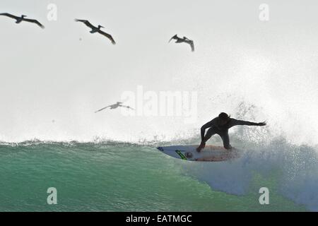 Surf à Playa Grande, dans le parc national de Las Baulas. Banque D'Images