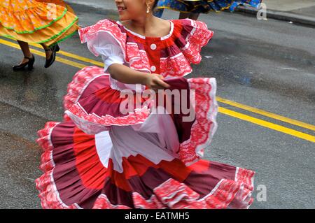 Latinos de manifester leur fierté à l'Assemblée Queens Parade Hispanique. Banque D'Images
