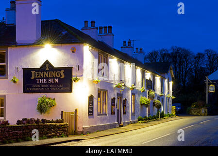 Le soleil public house au crépuscule, Pooley Bridge, Parc National de Lake District, Cumbria, Angleterre, Royaume-Uni Banque D'Images